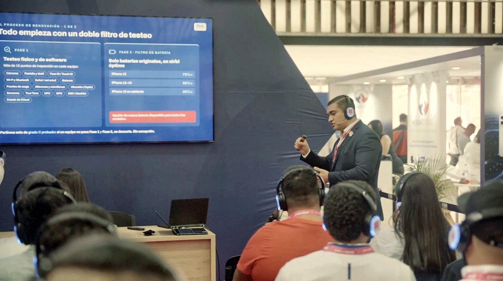 Gabriel Andaluz presenting the HK Refurbished Stock renewal and testing process to the audience at ExpoMobile LatAm 2026