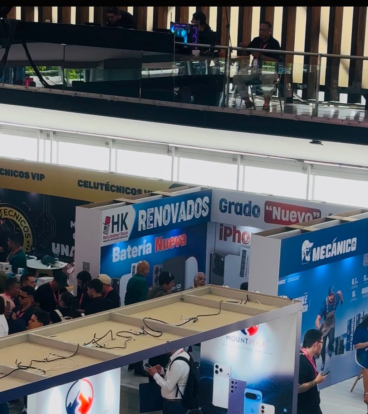 The HK Refurbished Stock stand at ExpoMobile LatAm 2026, showing renewed iPhone and Samsung Galaxy devices