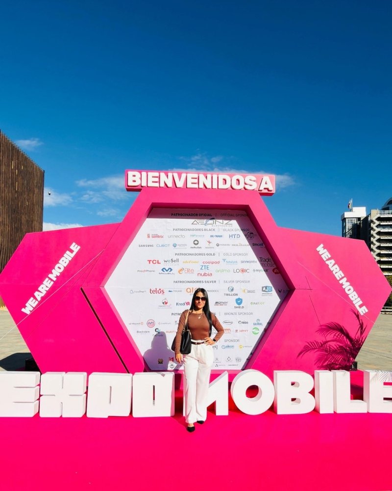 Yessica Gomez of HK Refurbished Stock at the ExpoMobile LatAm 2026 entrance in Medellin